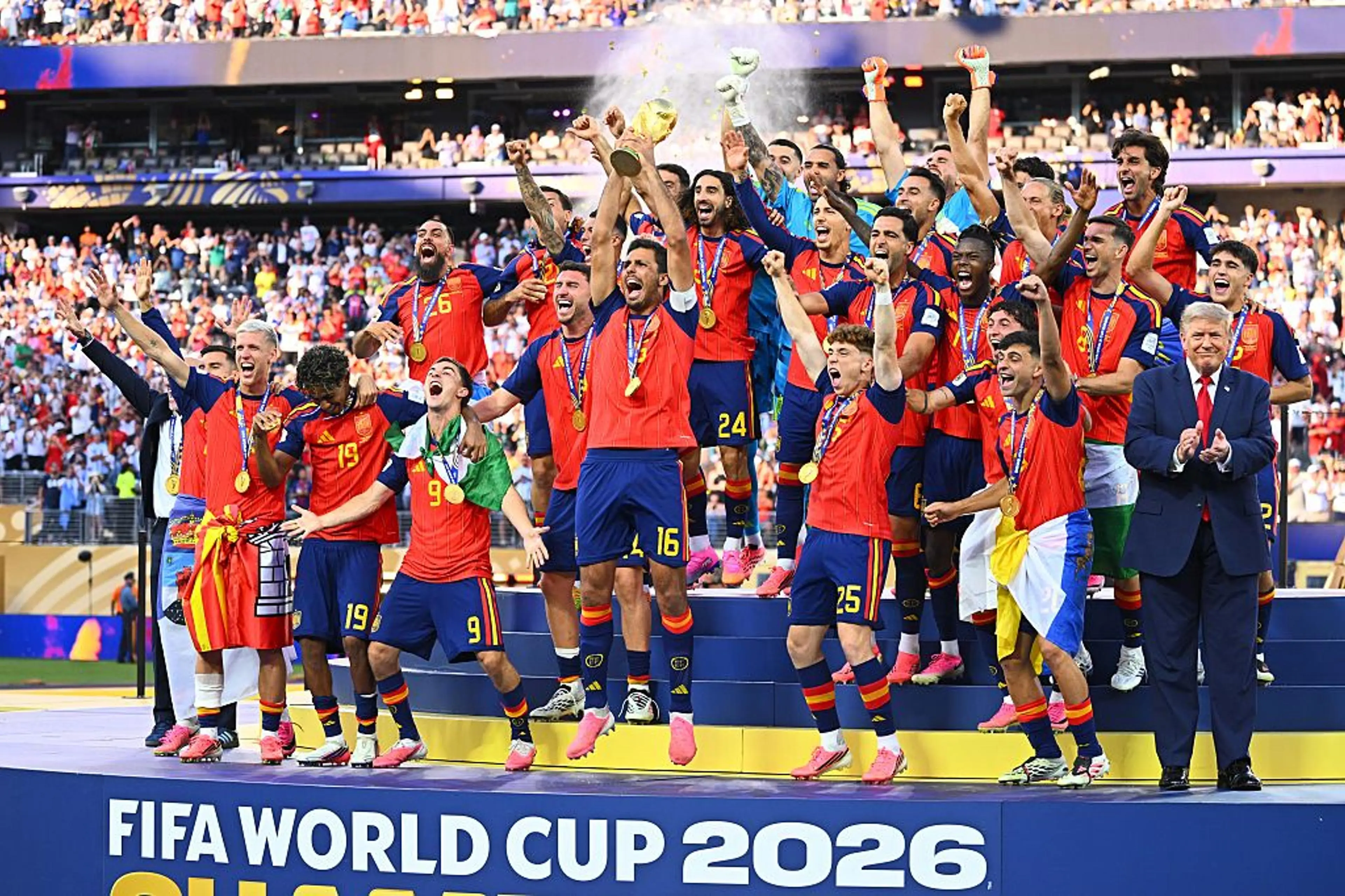 Spaanse voetballers vieren de wereldtitel met de WK-trofee onder een regen van confetti