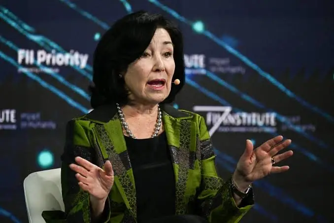 Safra Catz spreekt gebarend op een podium tijdens een conferentie