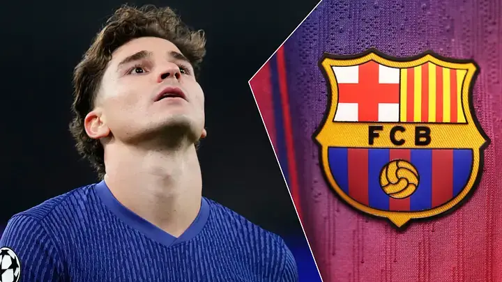Fotomontage van Julián Álvarez in een donkerblauw shirt, met daarnaast het clublogo van FC Barcelona op een blauwrood shirt