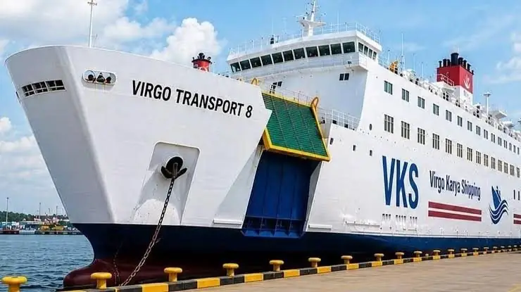 De veerboot Virgo Transport 8 afgemeerd in de haven