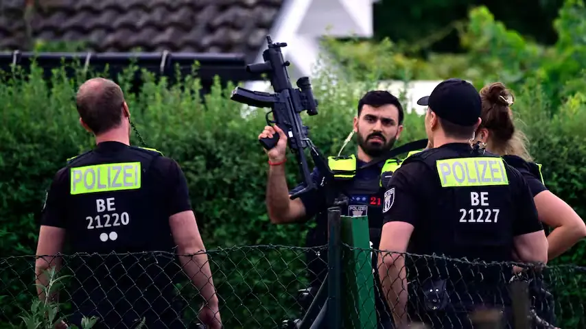Politie en hulpdiensten bij een afgezet gebied in Berlijn na de aanslag op de Pride