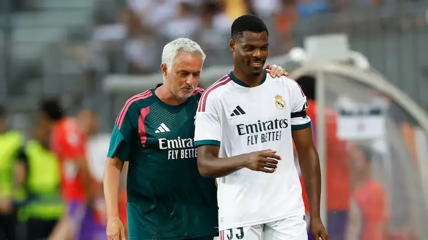 José Mourinho slaat een arm om Denzel Dumfries heen langs de zijlijn; Dumfries draagt het witte Real Madrid-shirt met rugnummer 33