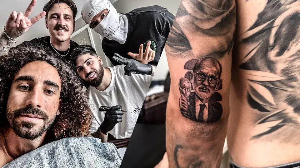 Marc Cucurella maakt een selfie met de tatoeeerders, naast een close-up van de tatoeage van Luis de la Fuente met de WK-trofee op zijn onderarm