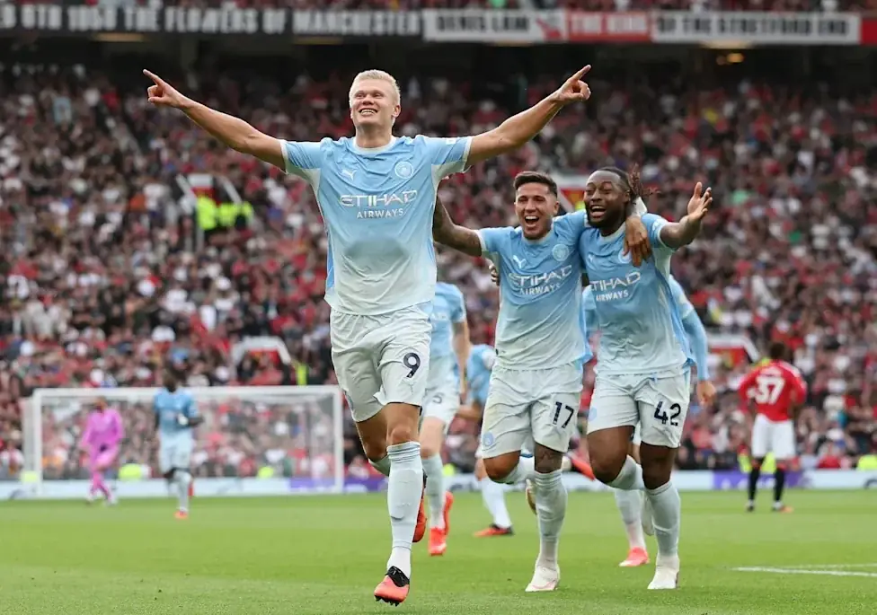 Erling Haaland viert juichend zijn doelpunt, met ploeggenoten achter zich op Old Trafford