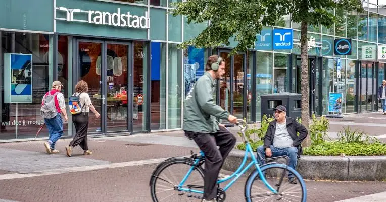 Vestiging van uitzendbureau Randstad aan een winkelstraat met voorbijgangers